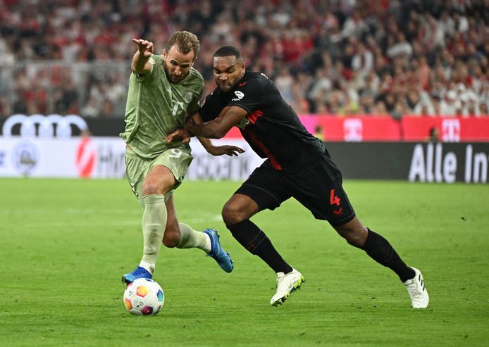 Harry Kane in un duello con Jonathan Tah, il potente difensore del Bayer Leverkusen.