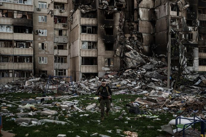 Een Oekraïense soldaat loopt door een verwoest Charkov.