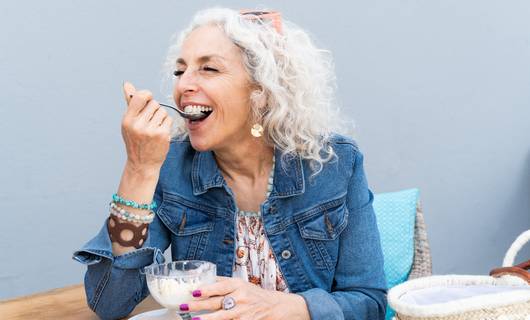 Is snacken vanaf je zestigste gezond of niet? Zó zit dat