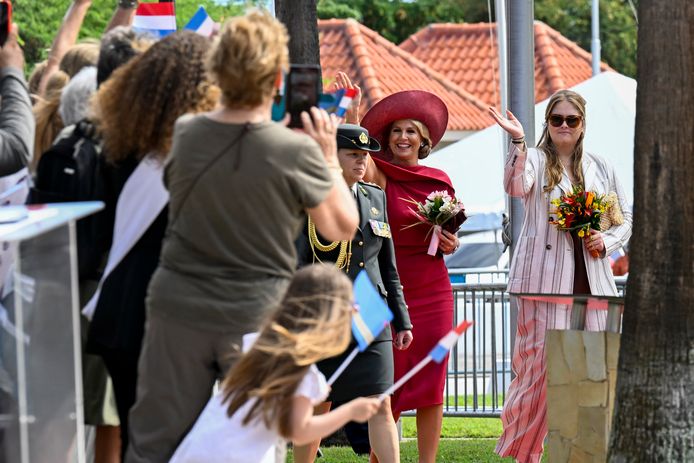 Koningin Máxima en prinses Amalia zwaaien naar het toegestroomde publiek tijdens hun eerste ochtend op Aruba.