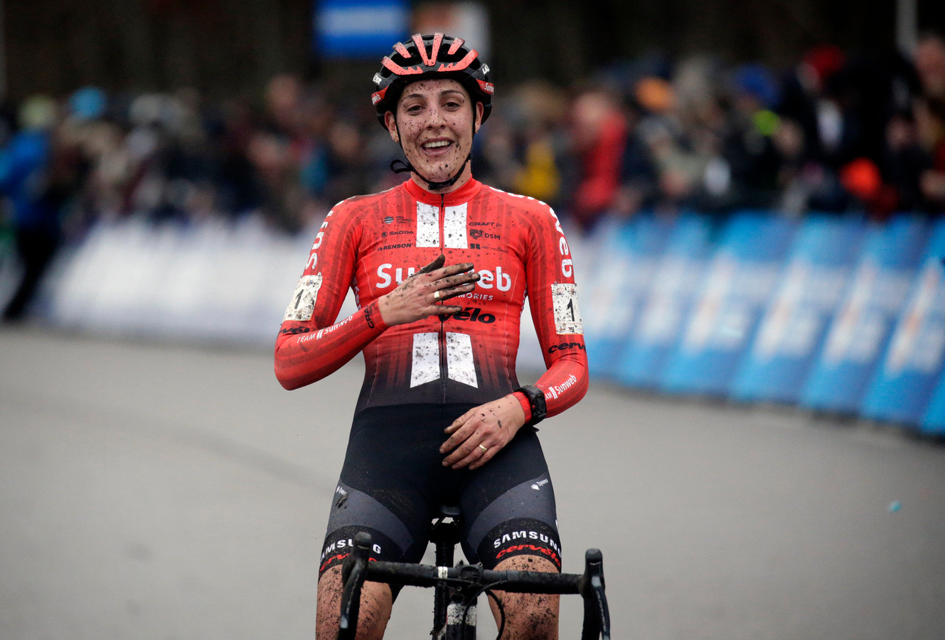 Regenboogtrui voor mijn buurvrouw Lucinda Brand? Foto AD.nl