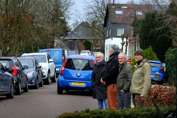Enkele van de vele tientallen tegenstanders van bouwplan IJzergieterij in Hardinxveld-Giessendam.