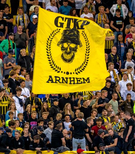 Deel fanatieke aanhang Vitesse blijft eerste helft weg tegen FC Emmen na ‘wangedrag’ spelers