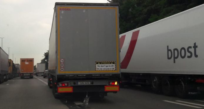 In twee talen, Engels en Frans, staat het op de vrachtwagen geschreven: we gaan niet naar de UK.