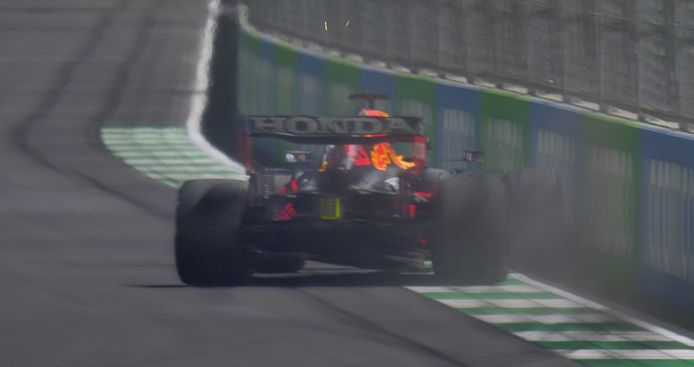 Verstappen raakt de muur.