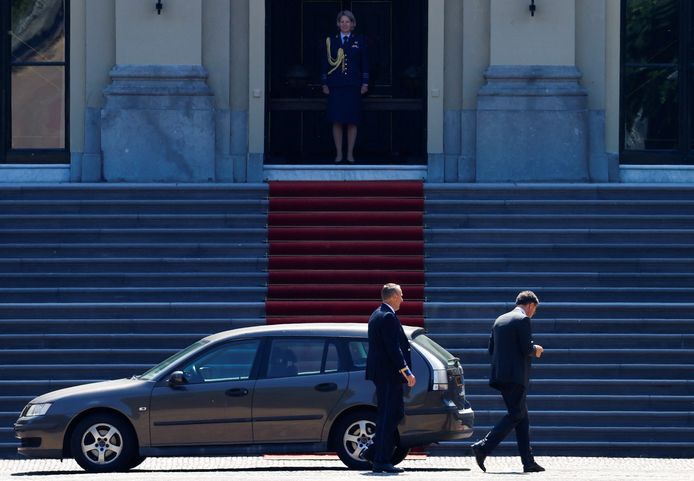 Rutte arrives at the palace of Huis ten Bosch to inform the king of the fall of the Dutch government.