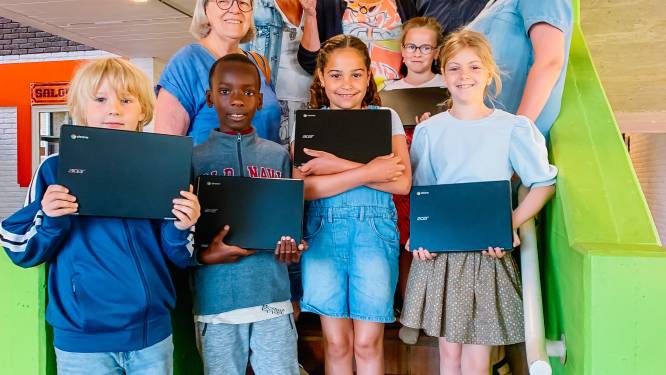 Vooruitziende vrouwen schenken laptops aan leefschool De Letterzee