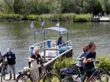 Pontje Steur heeft motorpech: ‘Uitgerekend met deze mooie dagen, maar maandag varen we weer’