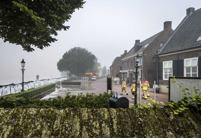 Zandzakken langs de Maas in Well.