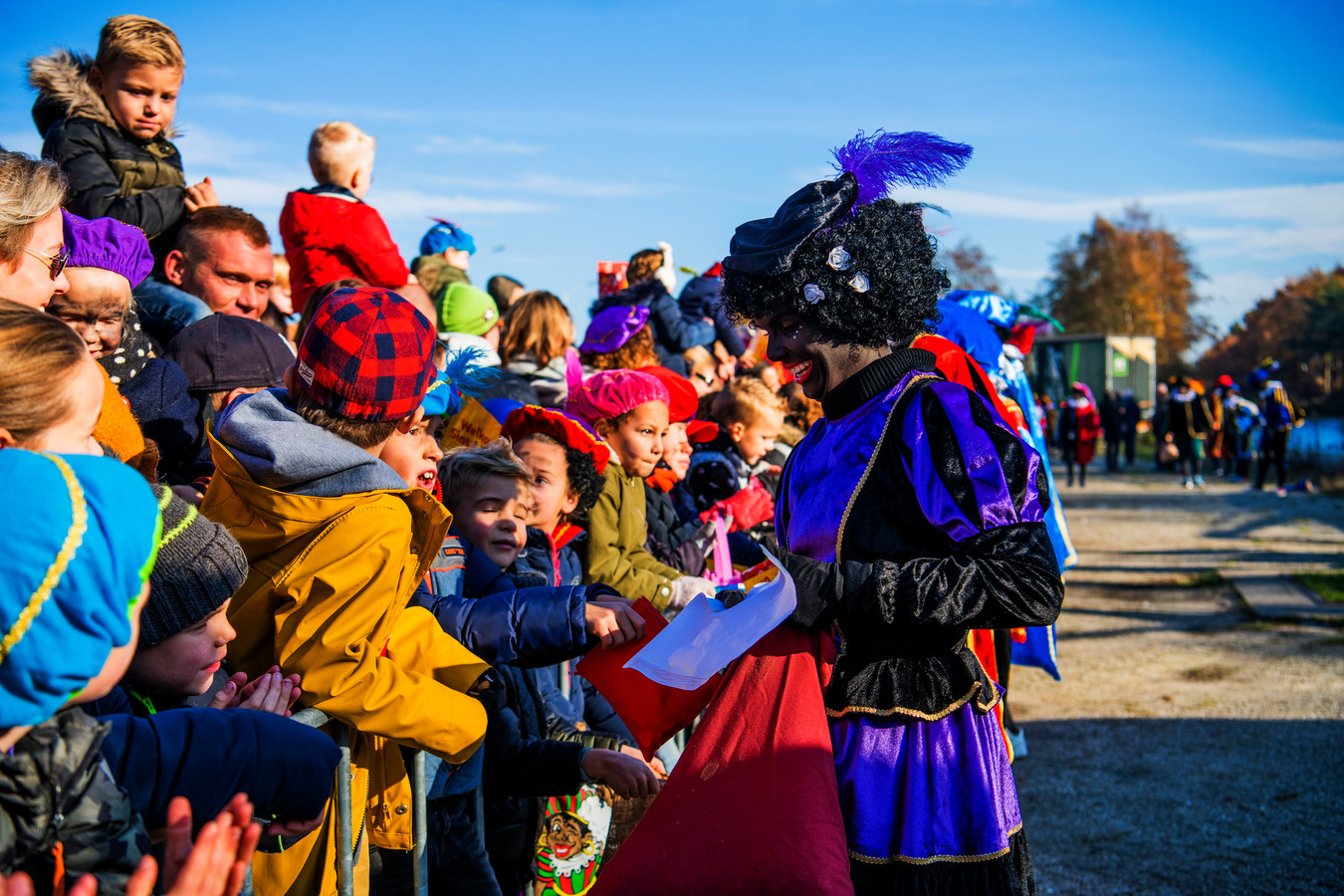 Ontleden Gespierd boiler Een high five met Zwarte Piet: intocht van Sinterklaas in Best en Nuenen |  Foto | ed.nl