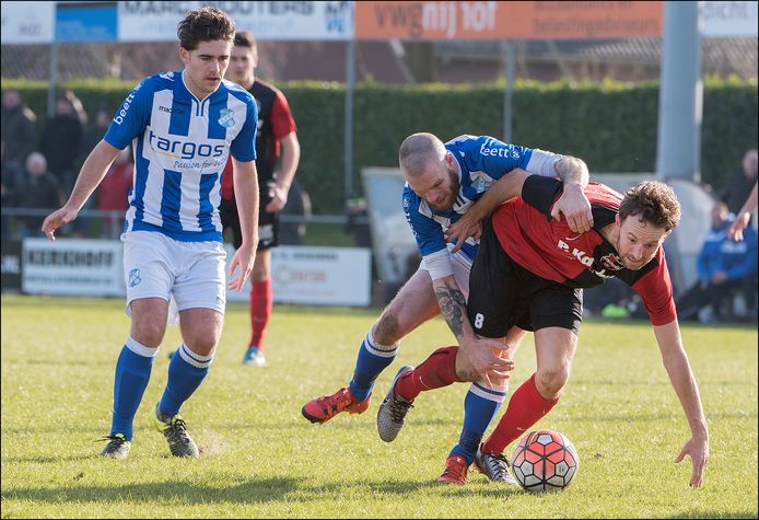 De Treffers-middenvelder Robin Janssen (rechts) in betere tijden strijdend met EVV’er Mike Verheyen. Nu mag hij, net zoals duizenden andere 26+-voetballers in de regio geen duel meer aangaan. Versoepelingen gelden alleen voor jonge spelers.