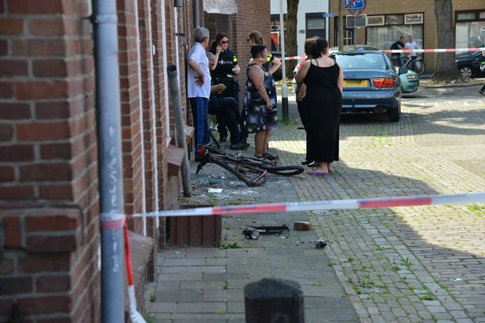 Buren na de aanrijding aan de Lindestraat.