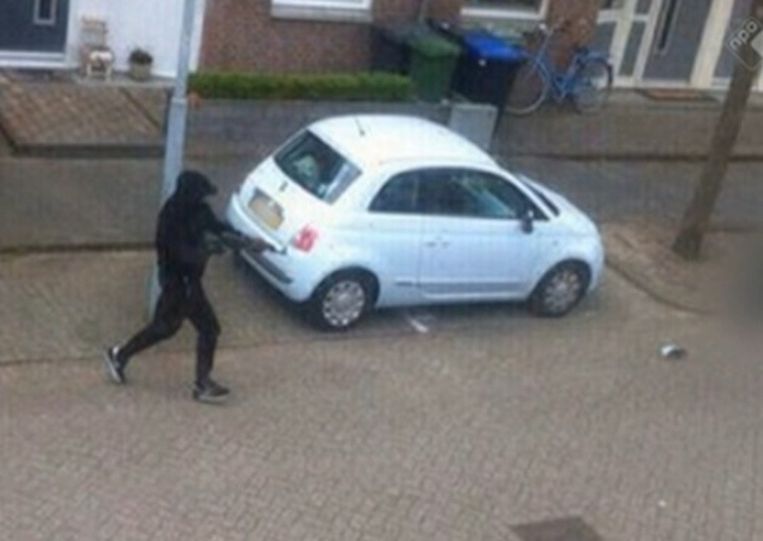 Van één van de drie mannen die op Lucas Boom schoten in Zaandam, is een foto gemaakt. Beeld Opsporing Verzocht