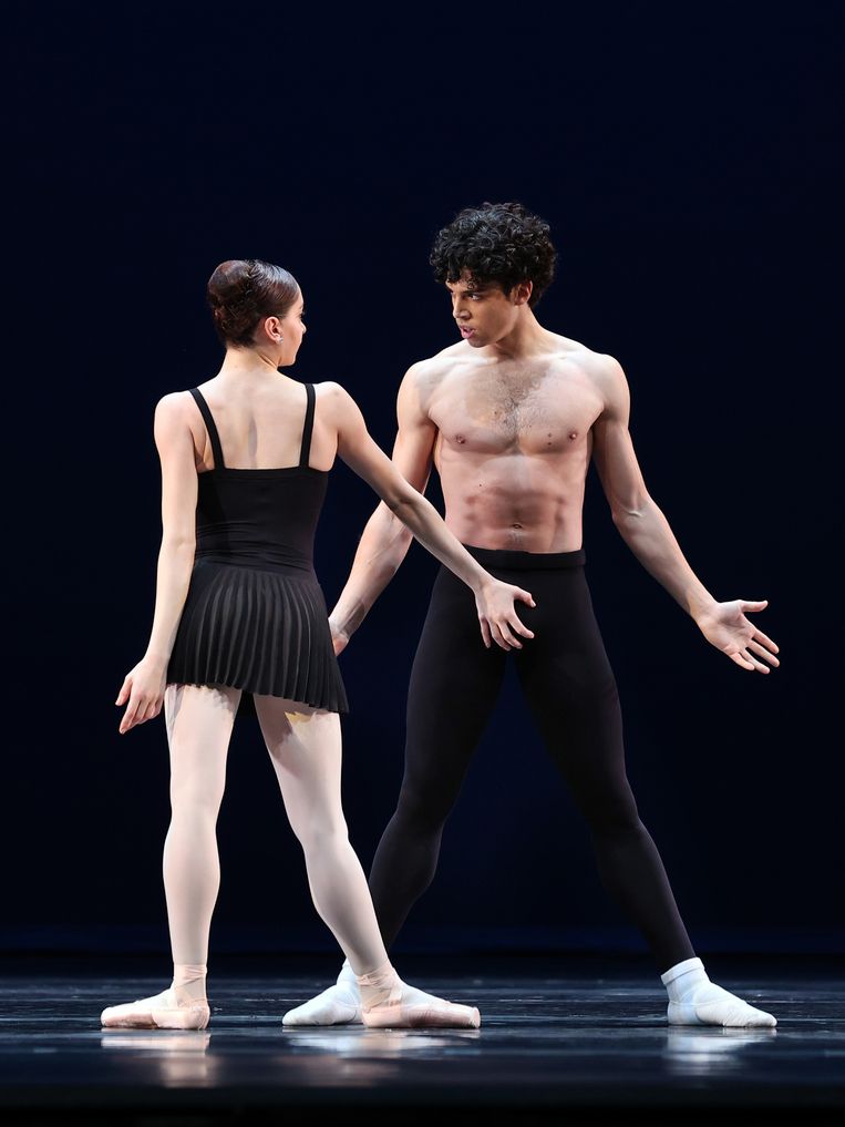 Timothy van Poucke en Salome Leverashvili dansen in 2021  ‘Sarcasmen’, de choreografie van Hans van Manen uit 1981. Beeld Hans Gerritsen