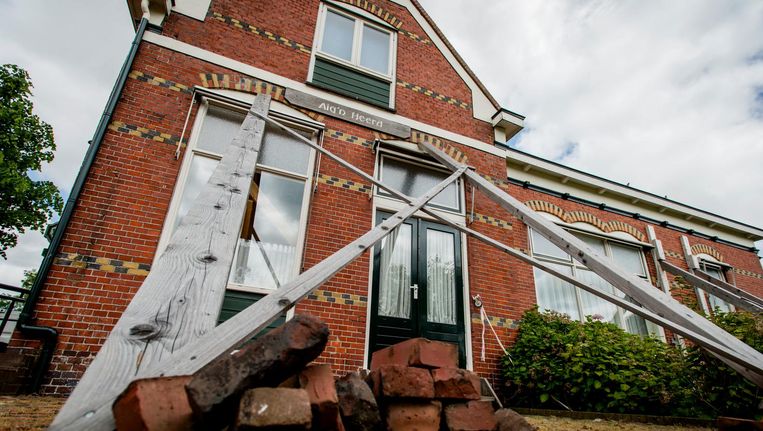 Dorpshuis in het dorpje Leermens staat gestut door de aardbevingen als gevolg van de gasboringen. Beeld anp