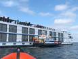 Medewerkers van KNRM Urk halen iemand van boord van een cruiseschip na een medisch incident.