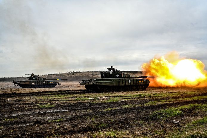 T-72 tanks nemen deel aan oefeningen voor het nakende Oekraïense offensief.