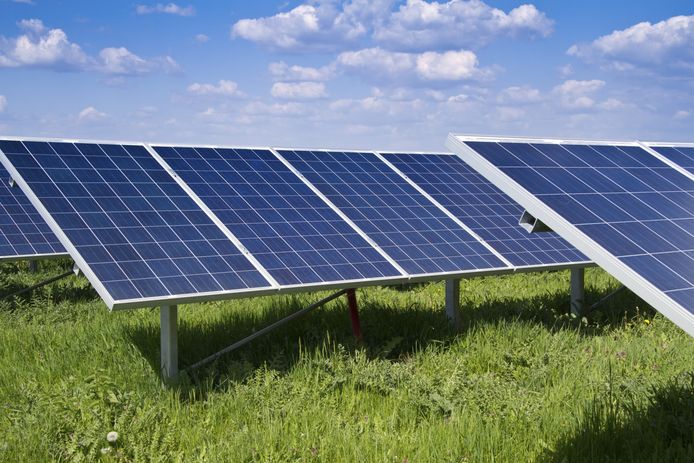 Zonnepanelen op landbouwgrond.