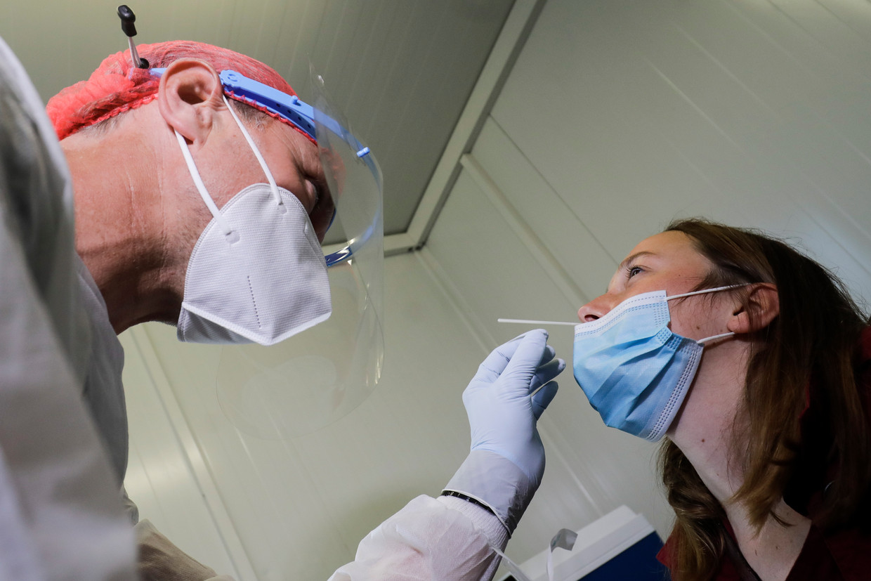 Illustration picture shows a doctor taking a nasal test of a woman at the Covid-19 test centre at Brussels Airport, Monday 14 September 2020 in Zaventem. BELGA PHOTO THIERRY ROGE Beeld BELGA