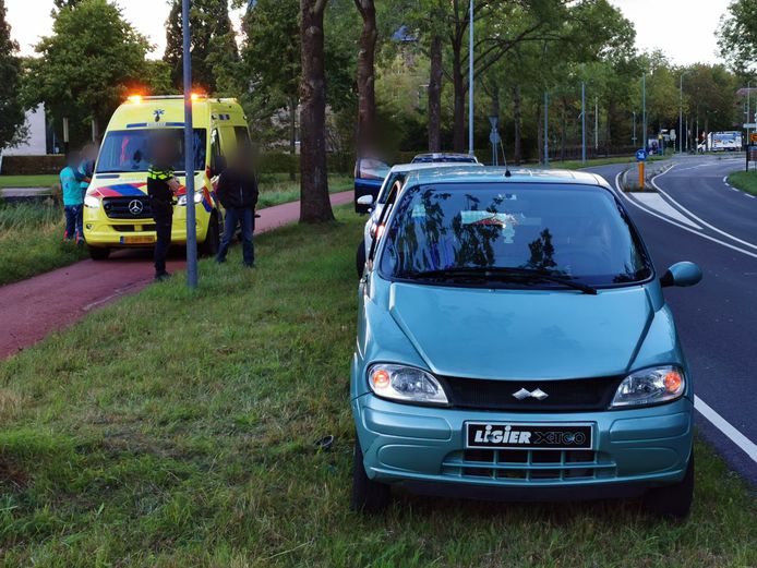 Op de Lawickse Allee In Wageningen is vrijdag vanavond een bijrijder van een brommobiel gewond geraakt