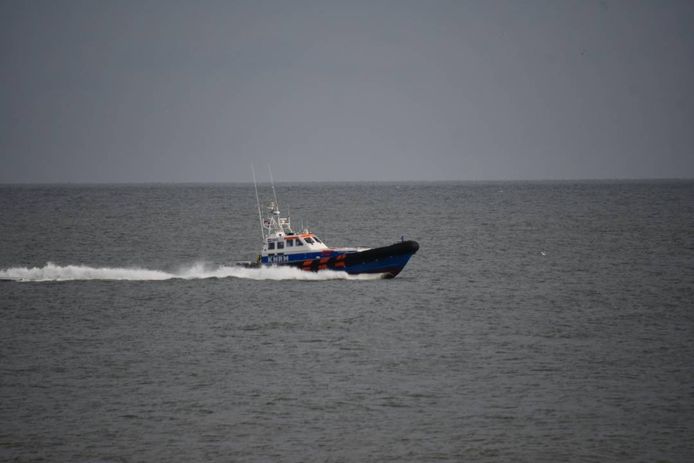 Een KNRM-boot voor de kust van Cadzand.