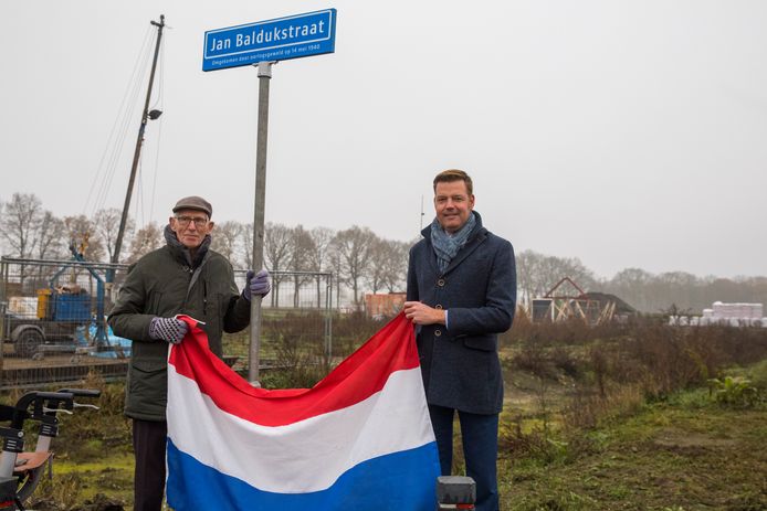 Straatnaambordje onthuld in het plan Akkerstraat Hoogeloon, door Jan van der Looij en wethouder Fons D'haens.