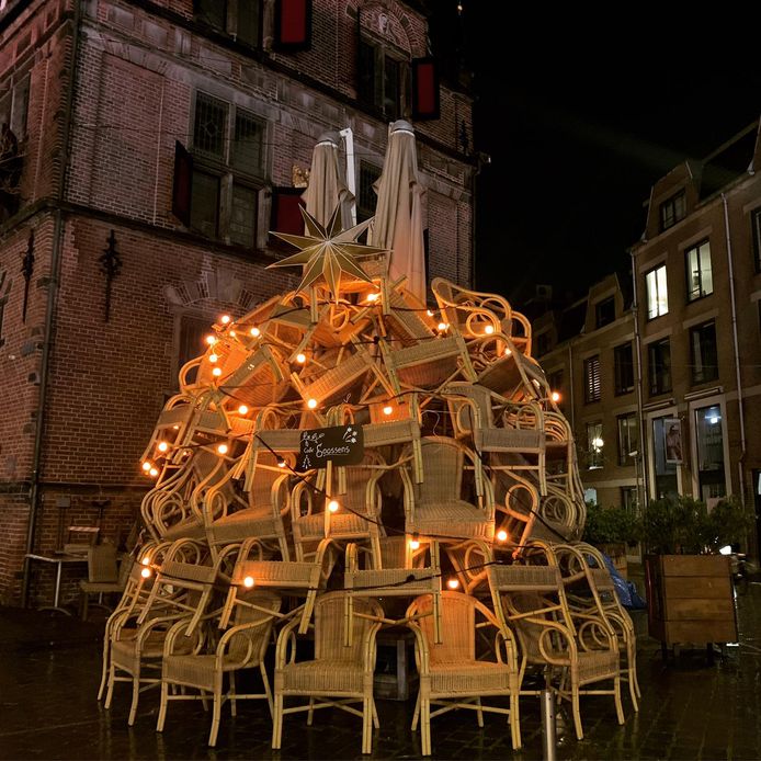 Kerstboom van 150 terrasstoelen als stil coronaprotest in hartje