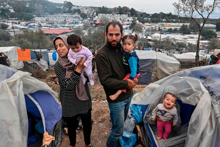 Een Syrische familie in kamp Moria op Lesbos.  Beeld AFP