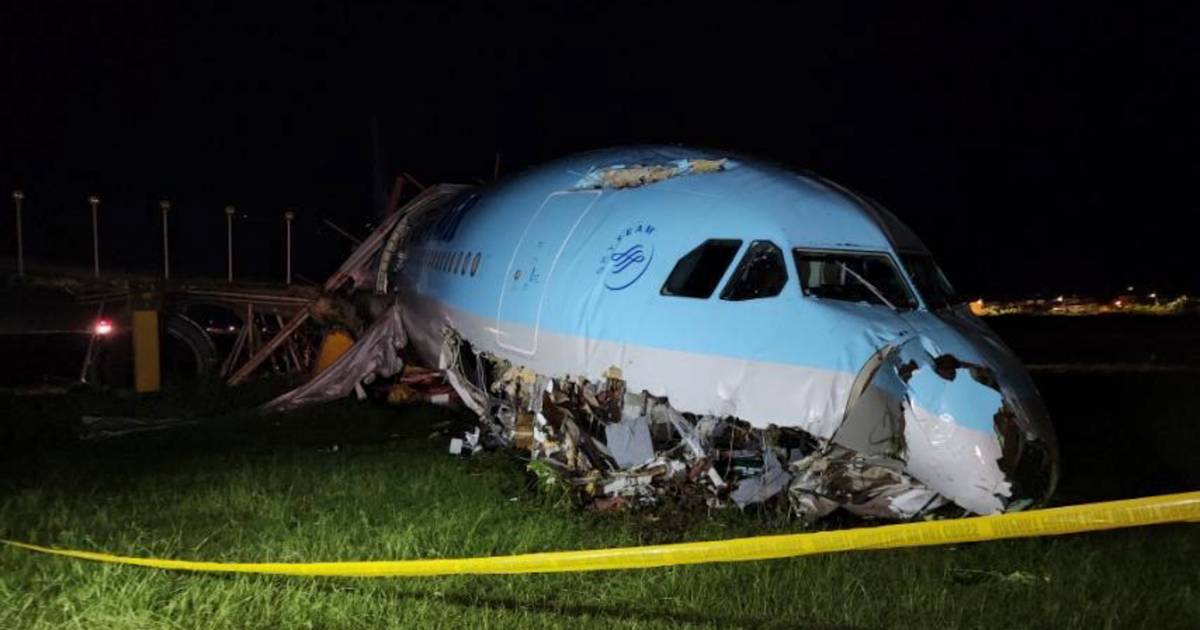Самолет со 173 пассажирами загорелся на взлетно-посадочной полосе на Филиппинах: пострадавших нет |  За рубежом