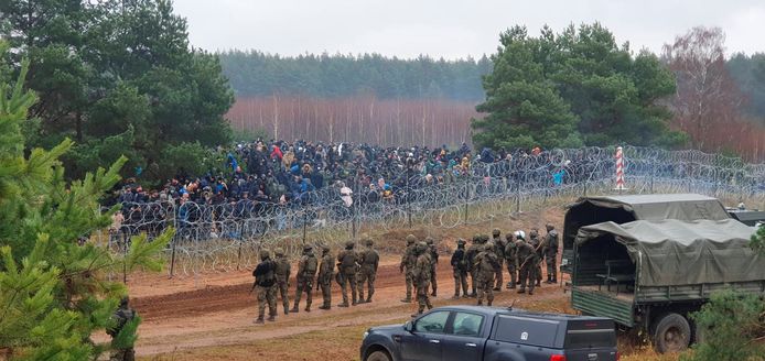 Poolse soldaten beschermen de grens, waar Belarus honderden migranten heen heeft gestuurd om de oversteek te maken naar de Europese Unie.
