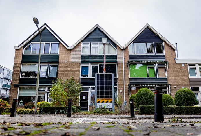 Een woning aan de Merelstraat in Alblasserdam wordt bewaakt met een politiecamera.