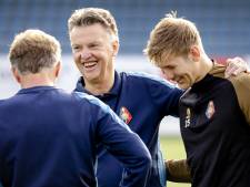 Aanwezigheid Louis van Gaal smaakt naar meer in Velsen-Zuid: ‘Als Dick Advocaat écht gestopt is, begint hij bij Telstar’