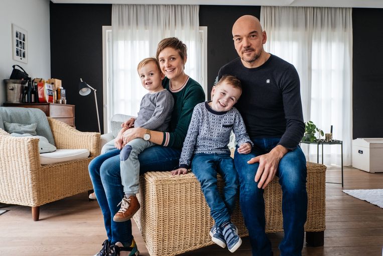 Eva De Leever met haar zoontjes René en Ceriel, die aan mucoviscidose lijdt, en partner Kris. Beeld Wouter Van Vooren