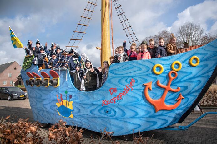 De Knopspeldjes uit Baarschot gaan met de boot naar school