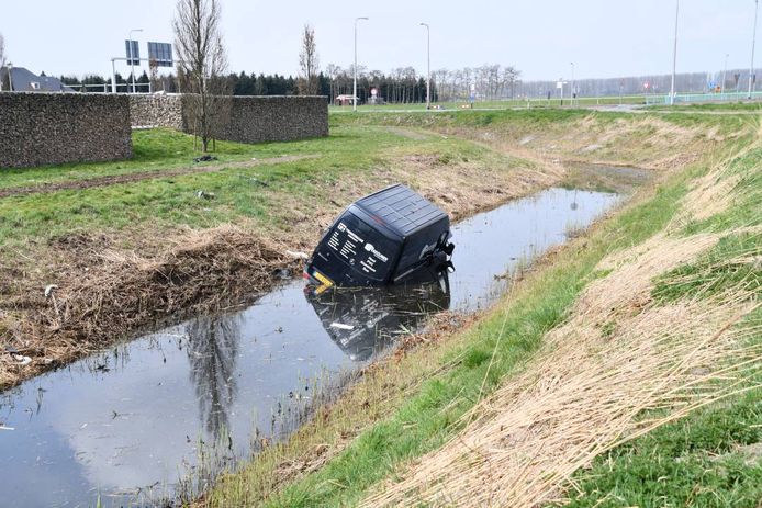 De bestelbus belandde in de sloot naast de Rondweg Hulst.