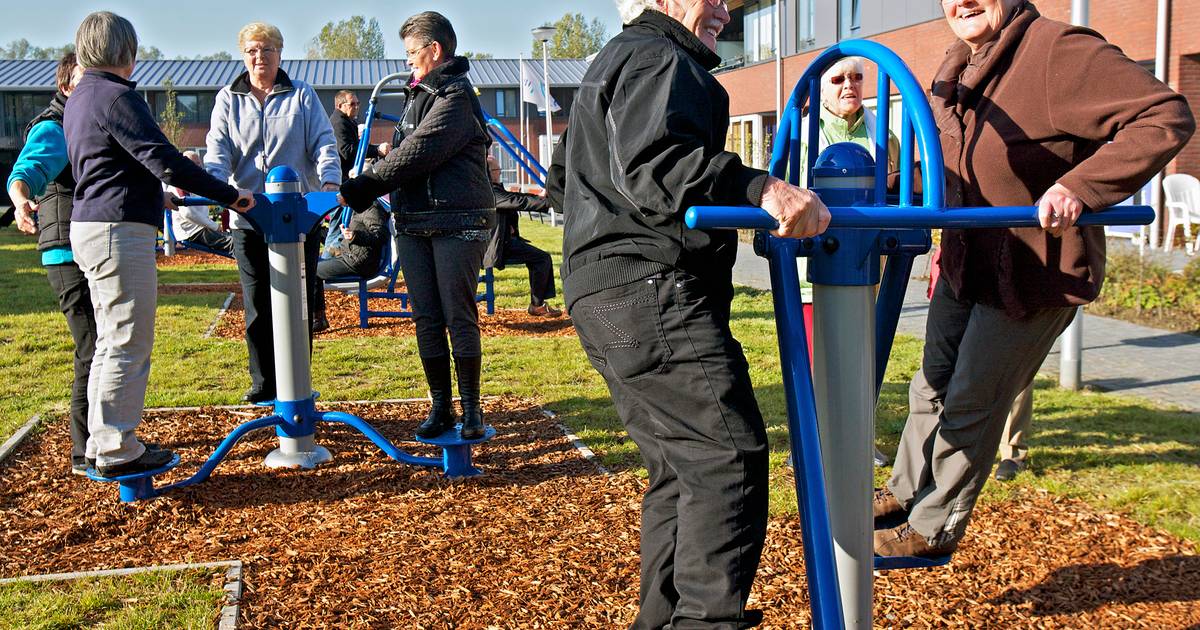 Opa's en oma's spelen in Oud Gastel in de speeltuin mee in plaats van