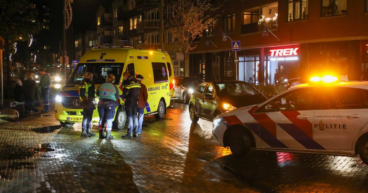 Twee voetgangers op zebrapad aangereden door auto.