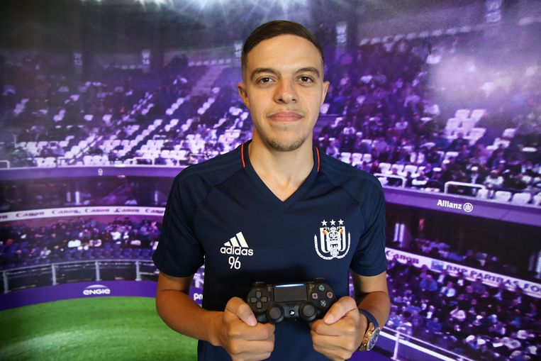 Zakaria Bentato is de nieuwste aanwinst van Anderlecht, maar zal nooit op de grasmat spelen. Beeld Tom Christiaens