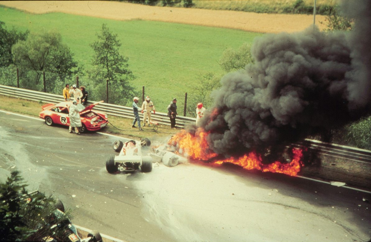 Foto van Lauda’s brandende Ferrari in 1976. Beeld IMAGEGLOBE