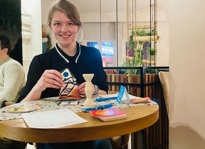 Lena uit Geetbets zit enthousiast klaar voor haar eerste ontmoeting tijdens de speeddate in Hasselt: "Ik win graag. Daar moet een potentiële partner rekening mee houden."