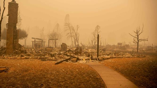 ‘Monsterlijke’ natuurbrand legt ruim 400 huizen in de as in Californië