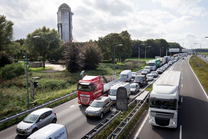 Knooppunt Hooipolder. Vijf auto's botsen op elkaar op A27 bij Raamsdonksveer.