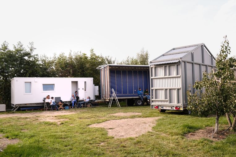 Rechts staat het House for Seasonal Neighbours, een ontmoetingsplek voor Lonenaars en seizoensarbeiders.  Beeld Ode Windels