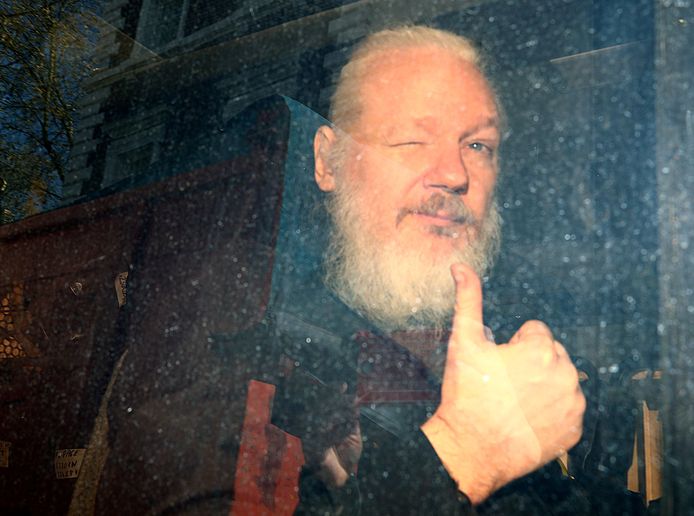 Julian Assange, bijna onherkenbaar na zijn arrestatie.