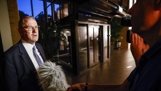 Kritiek op zwijgende burgemeester Urk in drugszaak zoon wethouder: ‘Dit laat je niet aan je woordvoerder over’