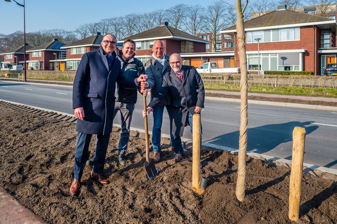 Oudenbosch - 21-02-2018 - Foto: Peter Braakmann - Eerste boom geplant doorgaande route, Frank Blom en Dhr Brugel, Weth Jan Mollen, Weth Frits Harteveld.