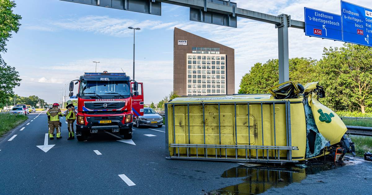 Bestelbus gelanceerd bij botsing en belandt op zijkant in Tilburg.