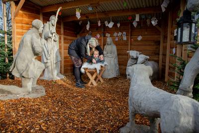 Gerestaureerde Ewijkse kerstfiguren in de ogen te kijken