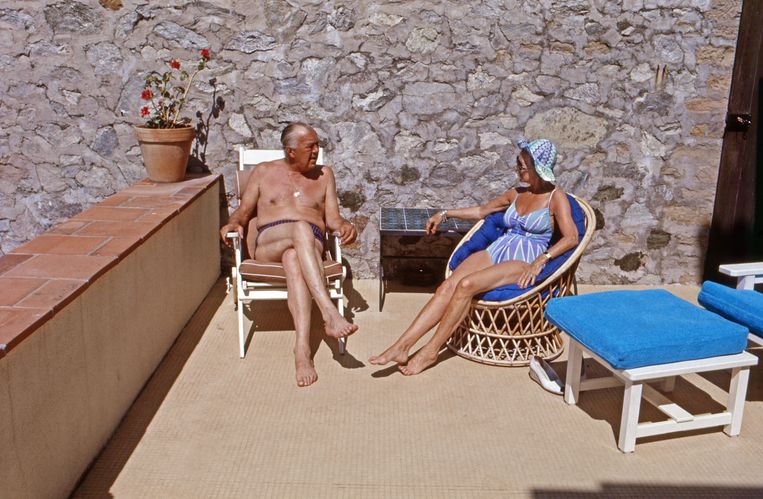 Prins Bertil en prinses Lilian van Zweden in 1987 op vakantie in Côte d’Azur.  Beeld Wolfgang Kuhn/United Archives vi