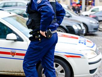 Arrestant grijpt dienstwapen en verwondt twee agenten ernstig in politiebureau Parijs